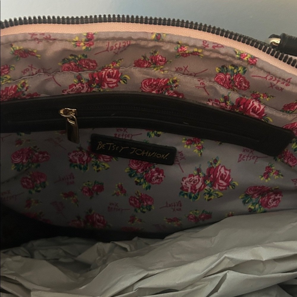Betsey Johnson Kitsch Phone Tote - Picture 4 of 6